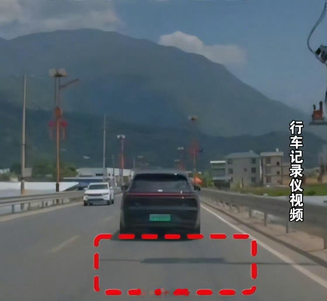 【小鹏回应智驾误将影子识别为障碍物：深感抱歉，后续会优化这类场景】近日，云南大理