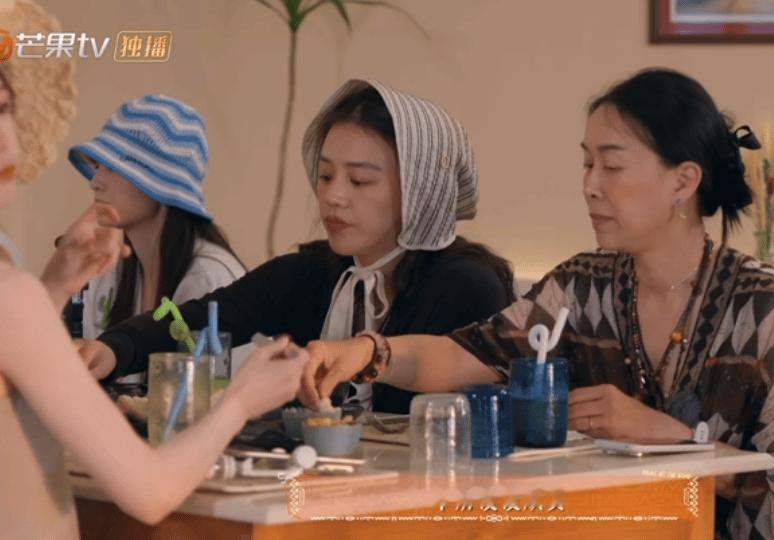 那英马思纯女子双人跳水第一个想出这句话的人就是天才[鼓掌]，形容那英和马思纯太贴