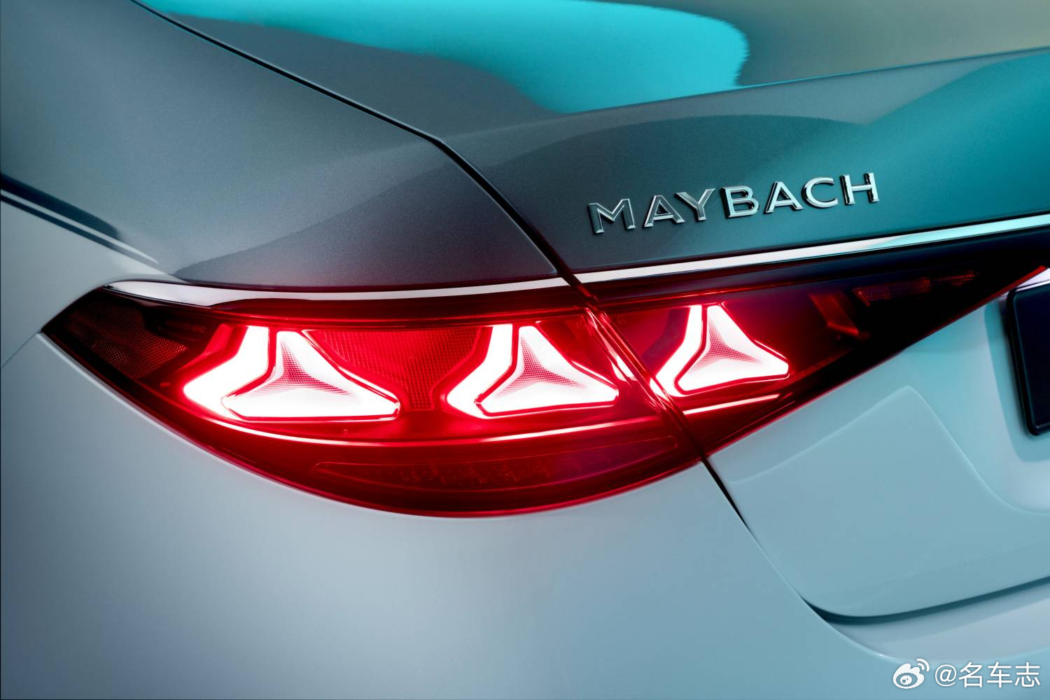 名车志新闻 【全新梅赛德斯-迈巴赫S级轿车发布】·  新车在外观上通过增大20%