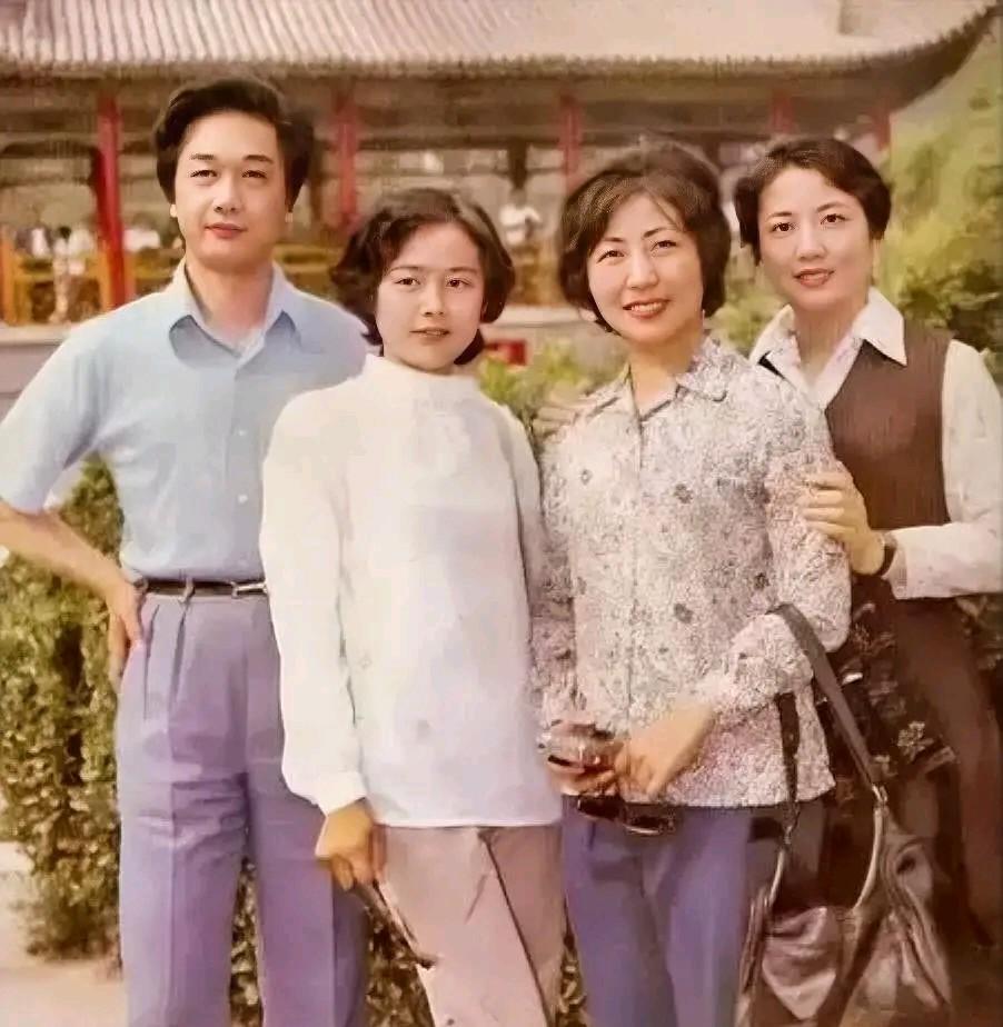 一张老照片，只认出了张瑜和李秀明，左边的男士和中间的这位女士真没看出来是谁。你知