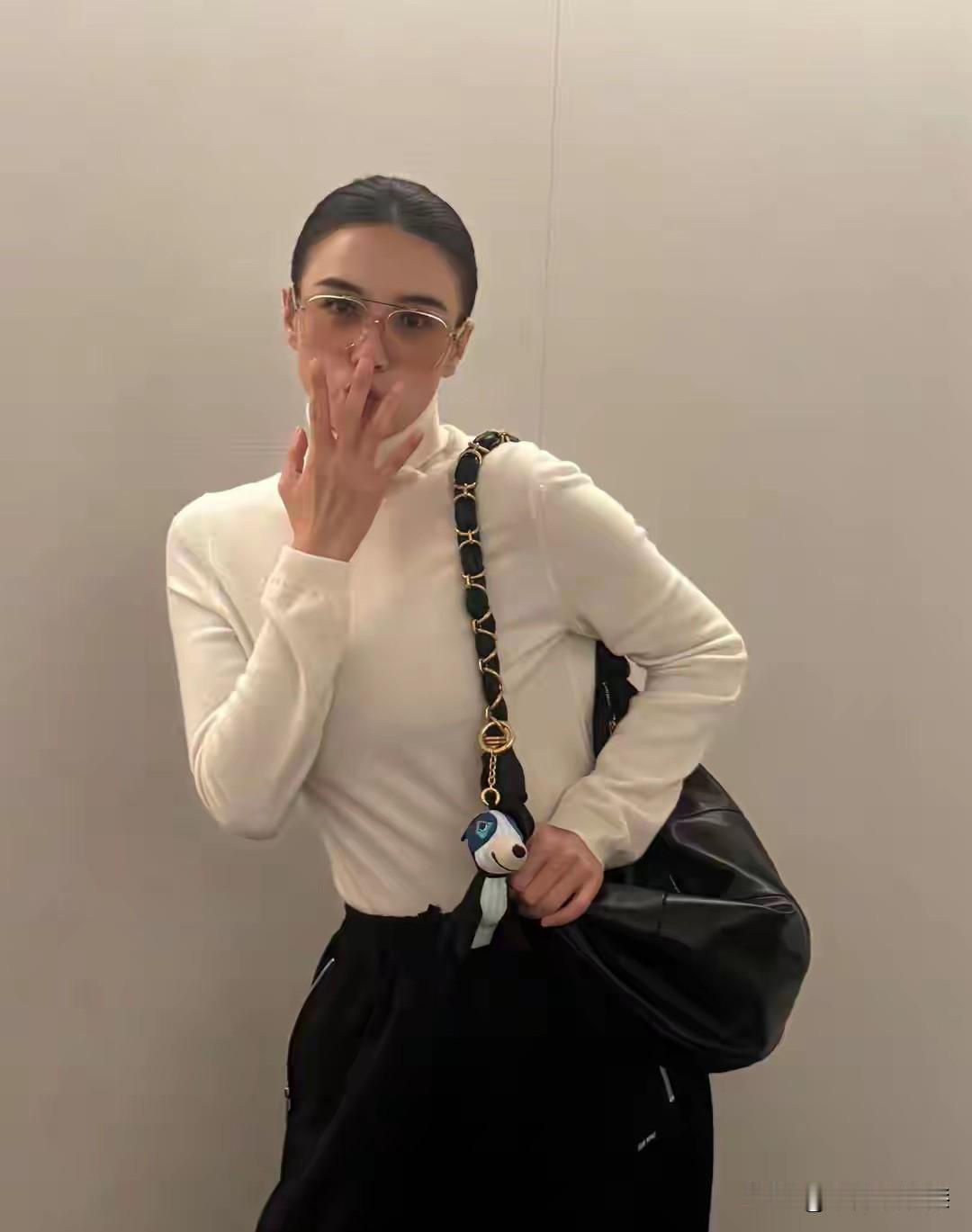 宋佳怎么越来越喜欢复古风！
以前挺喜欢她的样子，现在没有感觉了，总是觉得她现在的