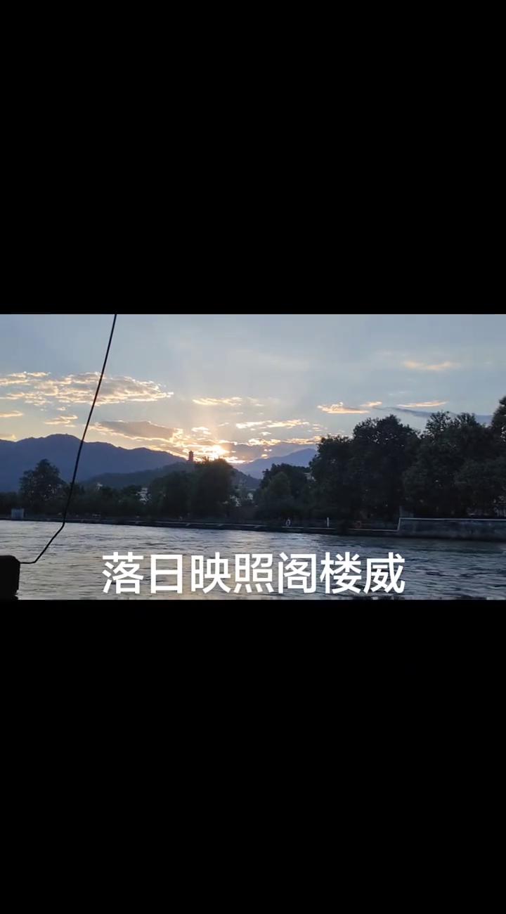 落日映照阁楼威。