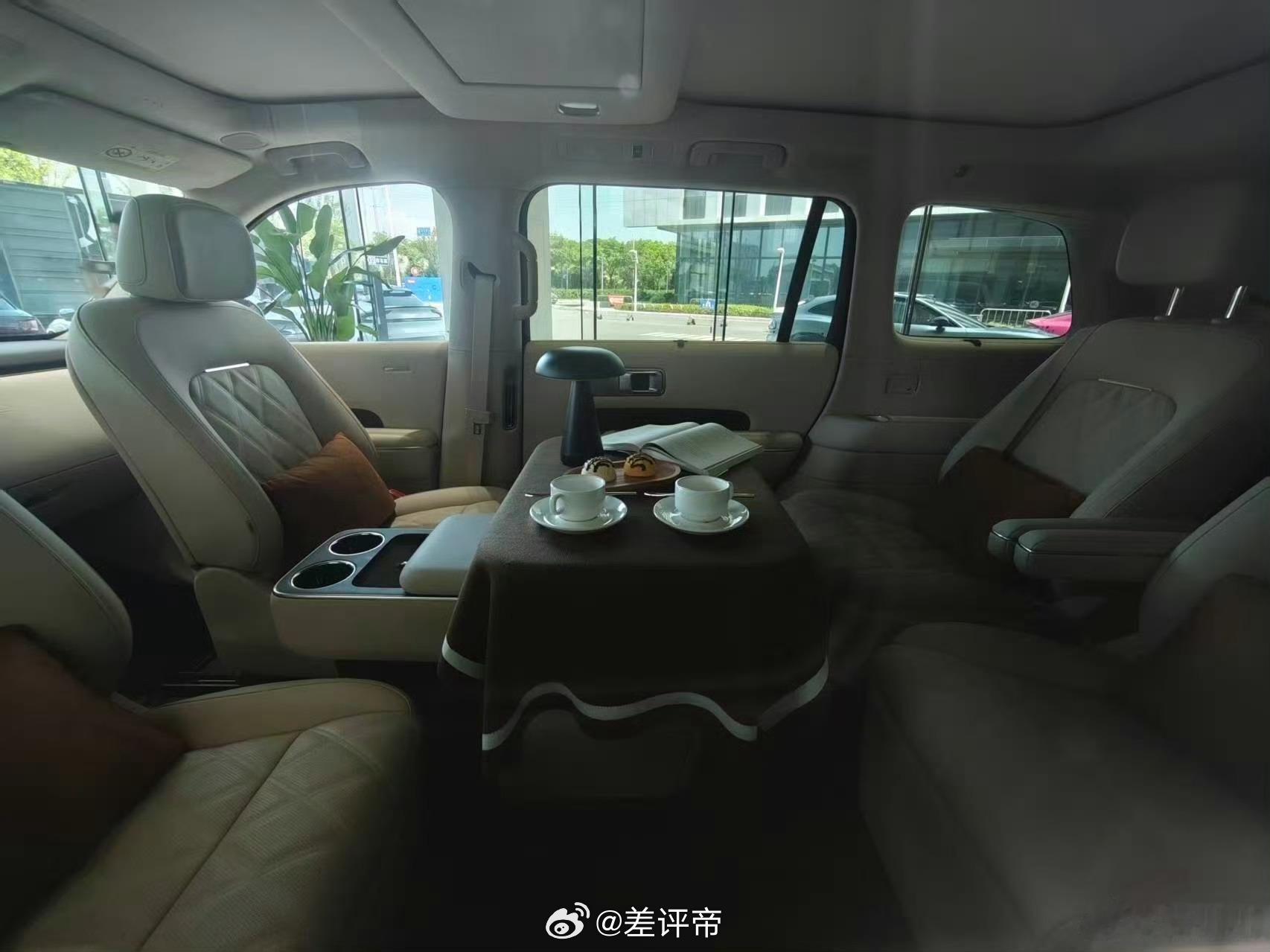 小米澎程实车内饰曝光这空间这么大啊？能凑一桌打麻将了 
