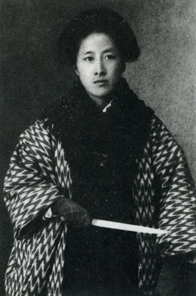 1907年，秋瑾临死前夕，山阴县令对秋瑾说：“我本欲救你一命，但我位卑言轻，无能