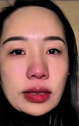 结婚四年，晓雯的例假终于迟迟未至，验孕棒上的两道杠，让她心里五味杂陈。
 
她揣