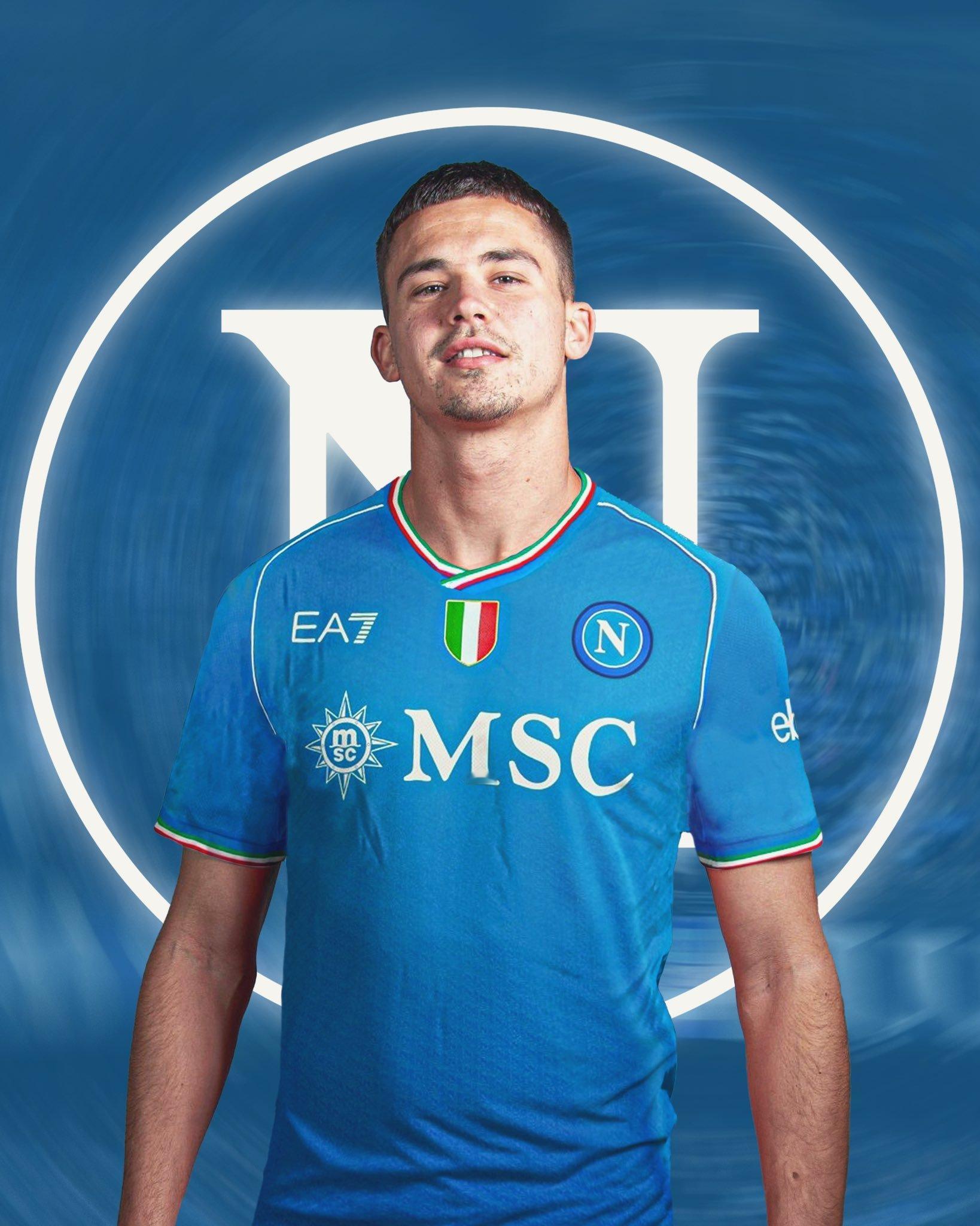 188cm的登东克尔租借加盟那不勒斯，再加上原有的卡尤斯特（188）和安古伊萨（