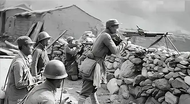 1945年，曾岳峰一头撞上了一百多个正在吃饭的日军。他身边只有一个副射手，两个人