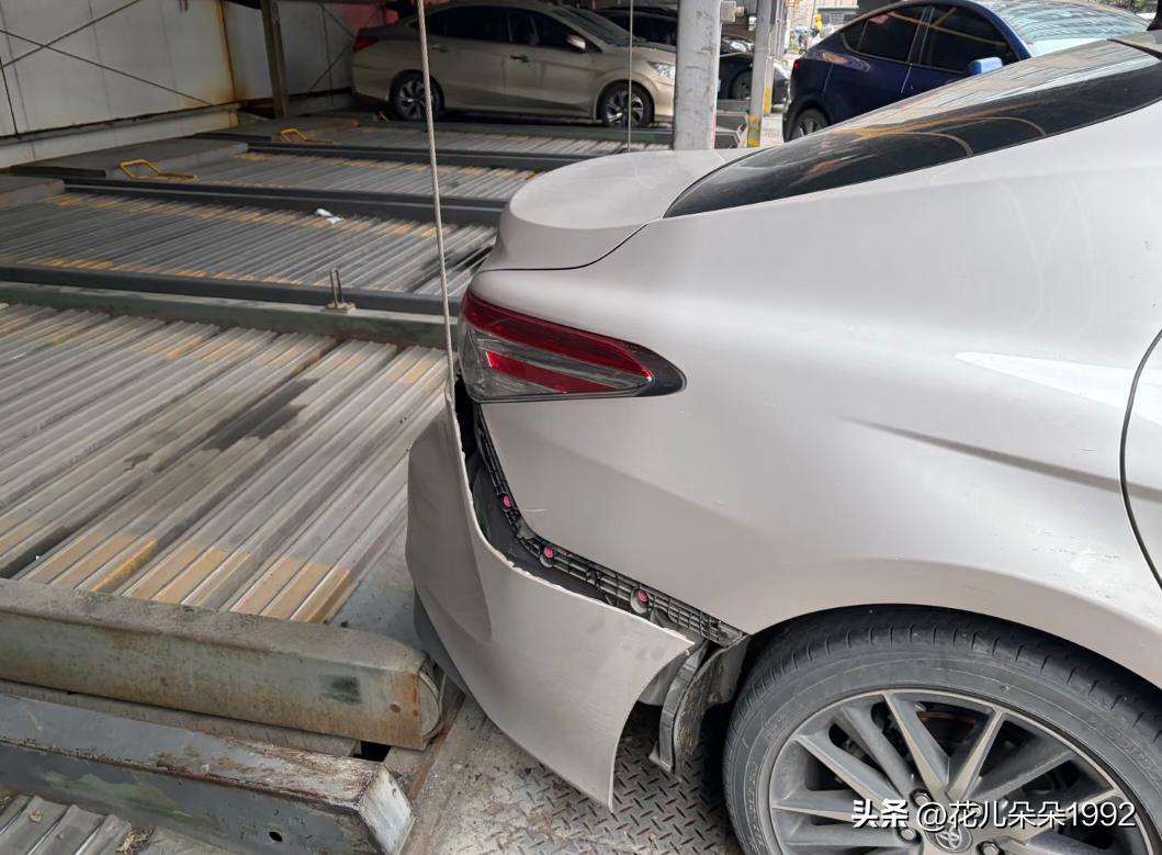 立体车库的痛苦😖
停车能停成这样也是服了！！！
要么挂个牌子写一下，这个立体车