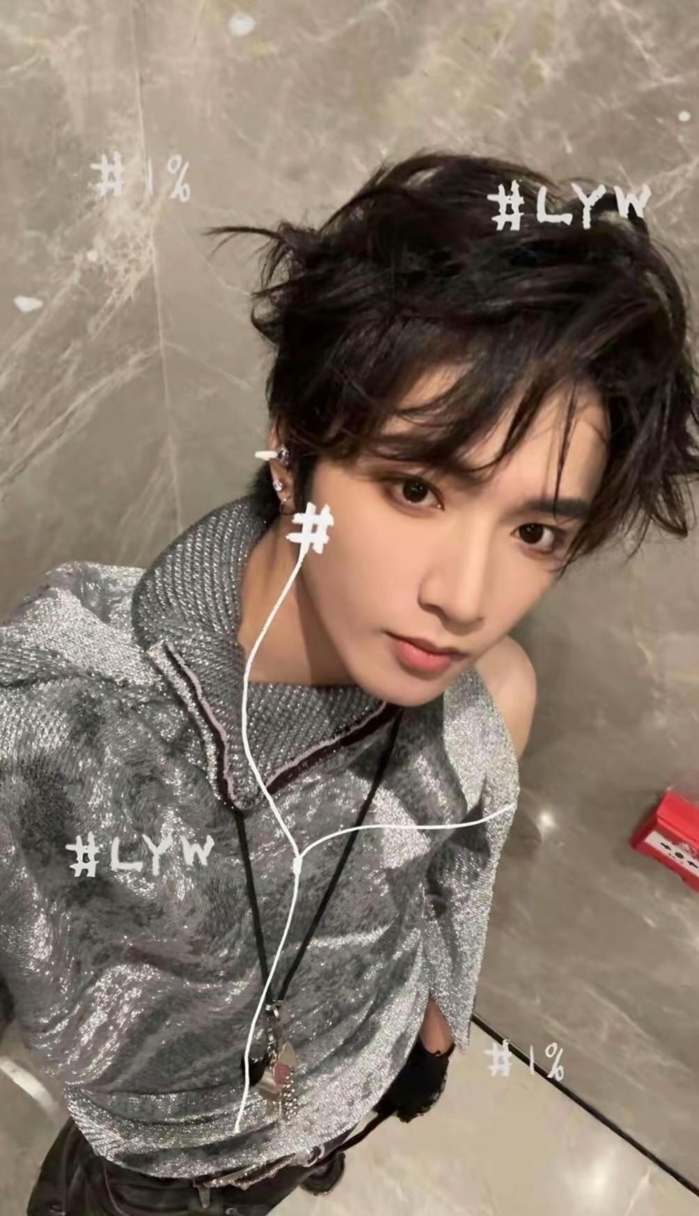 第14集耳机分给你一半我们的心会靠近吗 。时代少年团刘耀文超绝少年感 刘耀文氛围