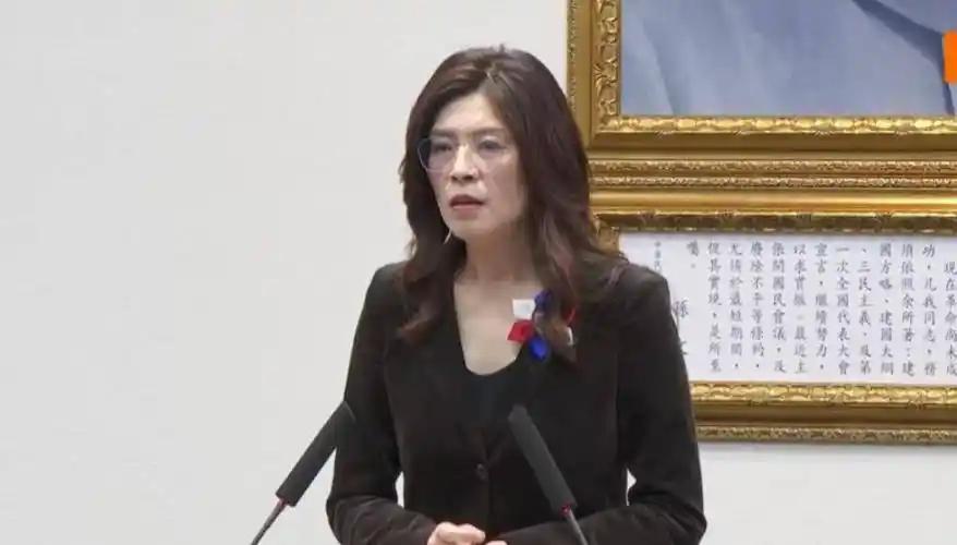堂堂国民党主席郑丽文站在台北眷村子弟春季联欢大会的宴席聚光灯下，面对台下千百名眷