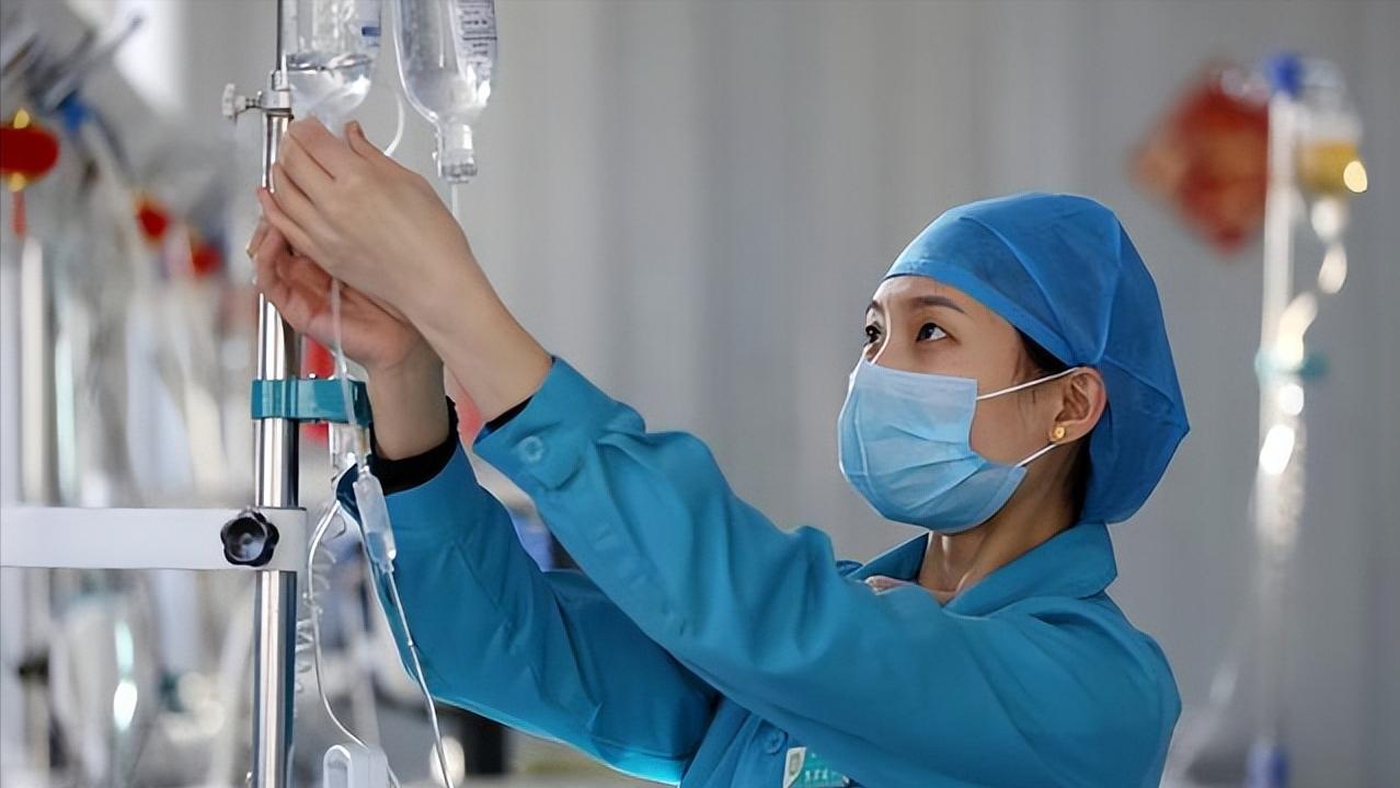 上周去医院看个朋友，走错楼层跑到住院部去了
结果你猜我看见啥了
病房里住着好多二