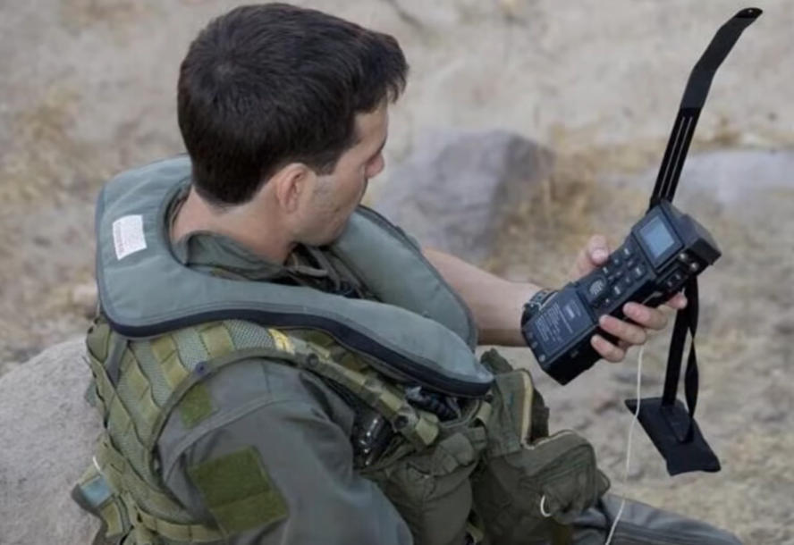 #特朗普吹嘘美军战斗生存定位系统#【特朗普吹嘘：这玩意救了美军飞行员的命】美军 