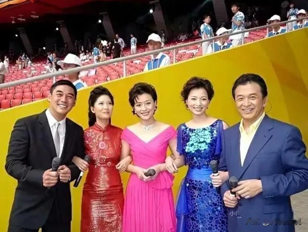 仔细看，还是细眉飞扬、秀韵多姿的杨澜高雅贵气！左二是丰容盛鬈的周瑛琦，右二的是明