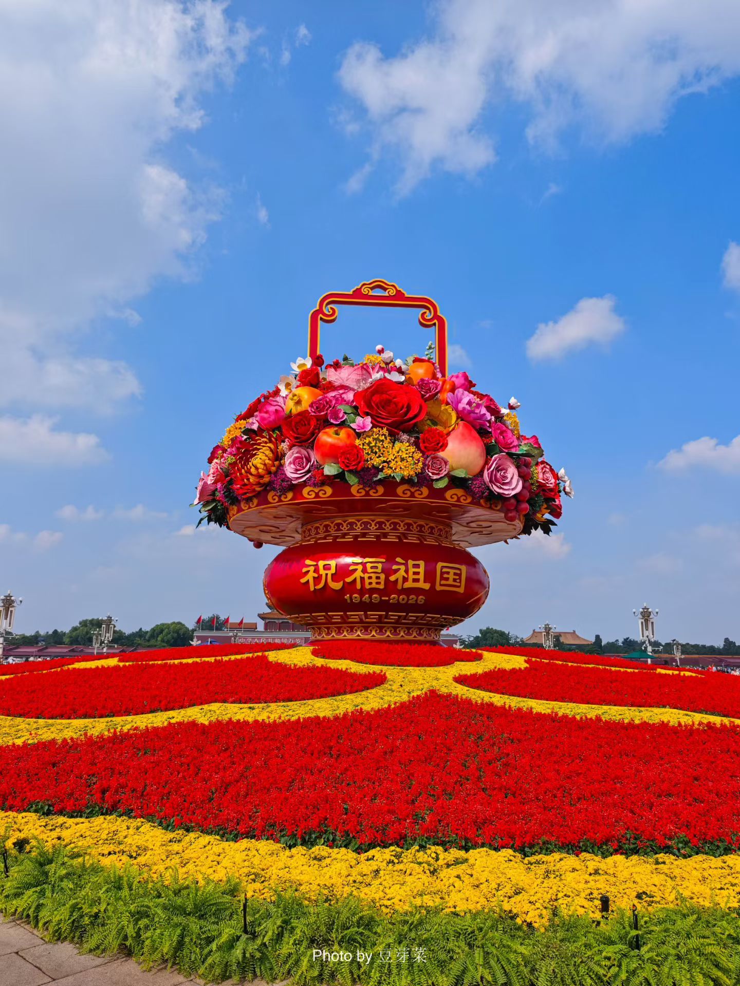 带没来的看看建国门到复兴门的几个大花坛。本公司御用摄影师拍摄。 ​​​