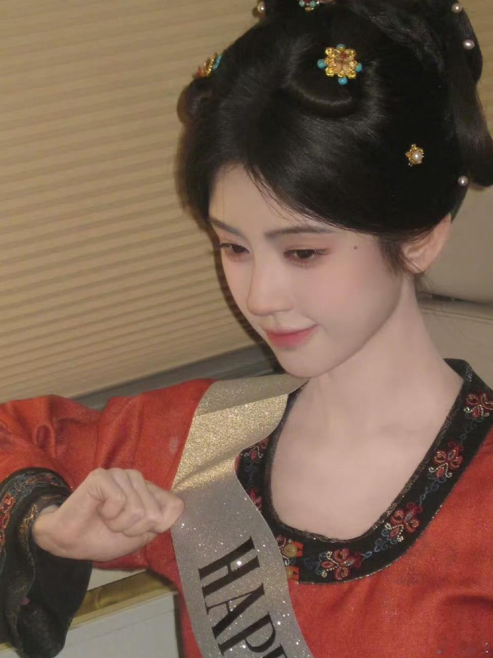 闪光灯万千闪烁，主角永远是耀眼小橘祝鞠婧祎生日快乐🎂片场喜乐，万事皆甜鞠婧祎在