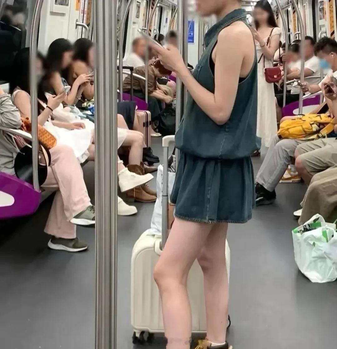 现在‎的年轻人穿⁠‏‍搭真让人⁠‍⁠看不懂，上⁠‍半身这么清‌‎﻿凉，脚‍下却蹬