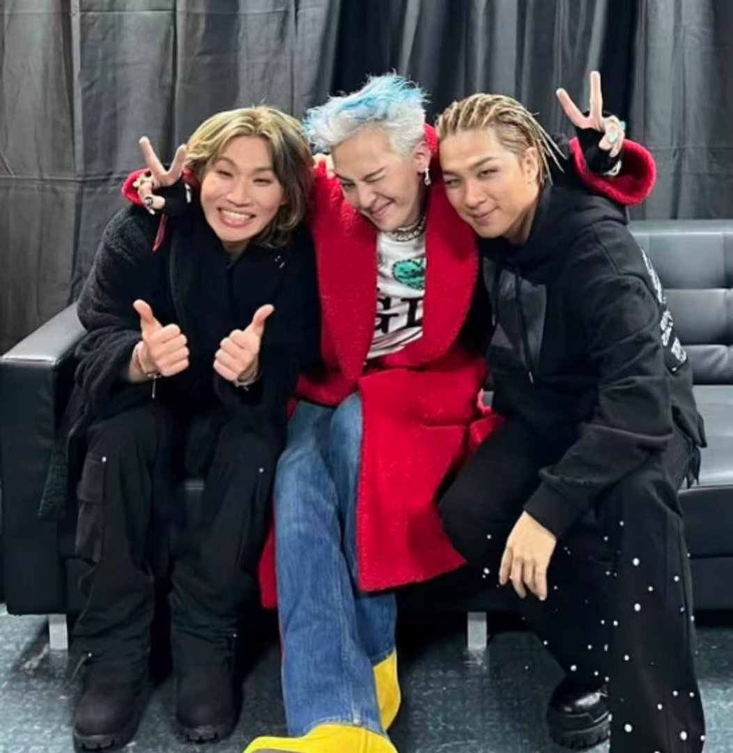 BIGBANG二十周年第一个纪念舞台热烈的现场搭配经典曲目，氛围感直接拉满。岁月