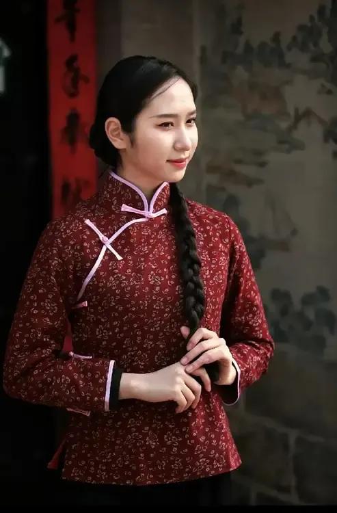 深秋的晨光，把小山村暖醒！#人像摄影# #乡村生活也可以拍的很美# #取景器里的
