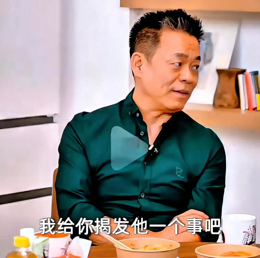 “你烦不烦，放这么俗不可耐的歌，赶紧给关了。”戴军这句话，是在一辆关着灯的中巴车