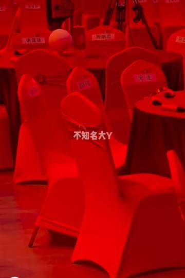 张艺谋易烊千玺宋佳坐一起张艺谋易烊千玺宋佳坐一桌张艺谋易烊千玺宋佳坐一桌 