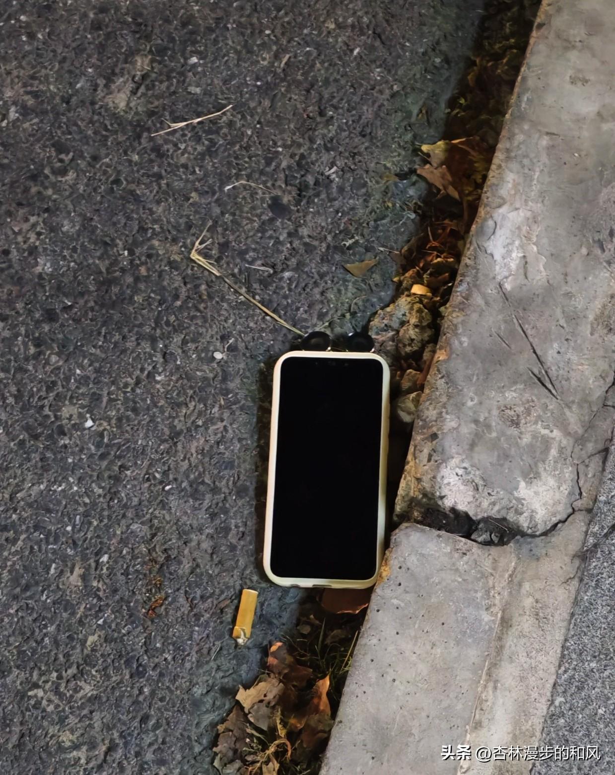 📱路边捡到手机，问了一句“是不是你的”，对方直接怒了！😱

我的真实经历 手
