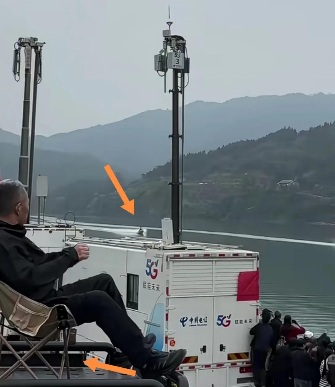 “牙哥”坐在车顶休闲椅上看徒弟张雪开水上摩托。