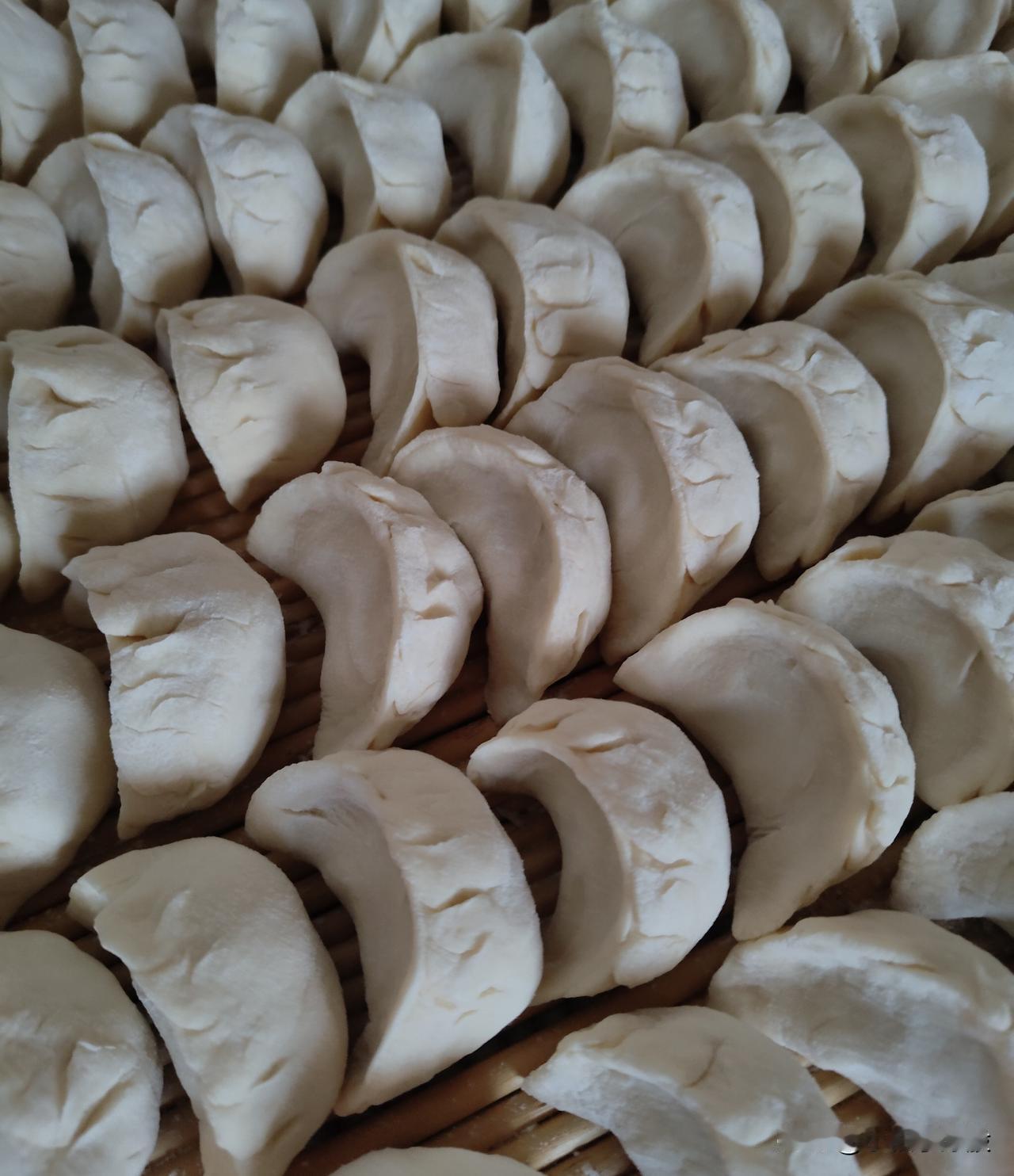 饺子已经包好，准备随时下锅啦，饺子下锅，预示着旧的一年即将过去，新的一年马上来临