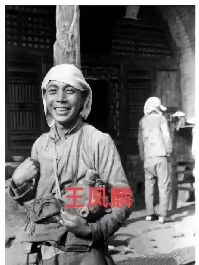 1942年，神枪手王凤麟遭叛徒出卖，被日军围在山上，打到只剩一颗子弹时，他犹豫了