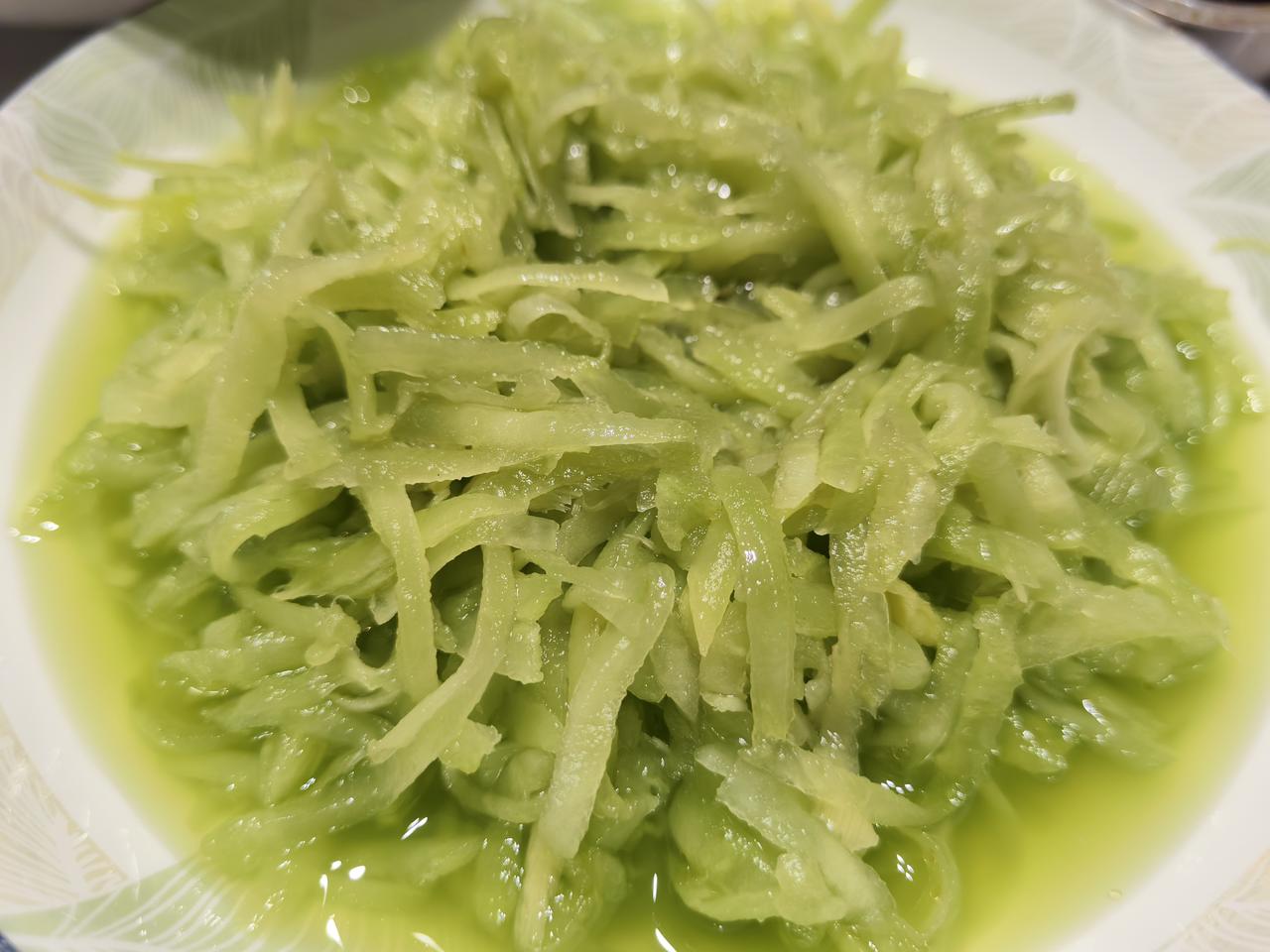 刚刚遇到一个久未见面的朋友，算算已有十几年没见过了。

她是一名护士。

认出对