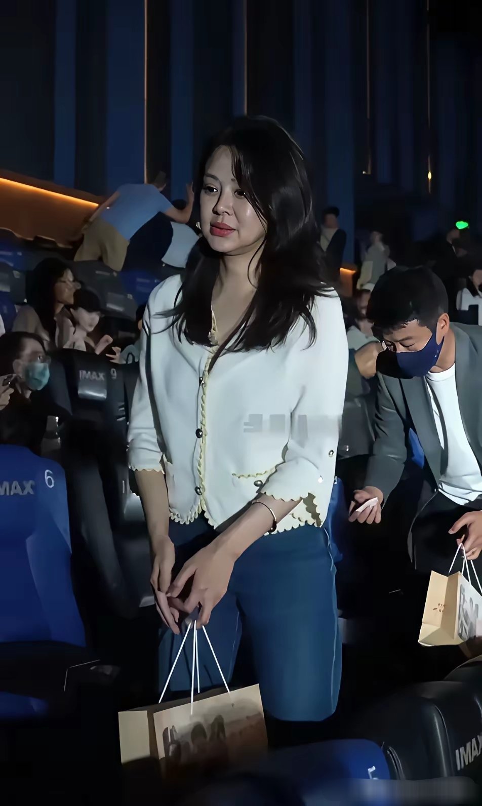 关悦近年压力可见，佟大为始终保持年轻状态，演戏功底在线且合作搭档颜值亮眼。她重心