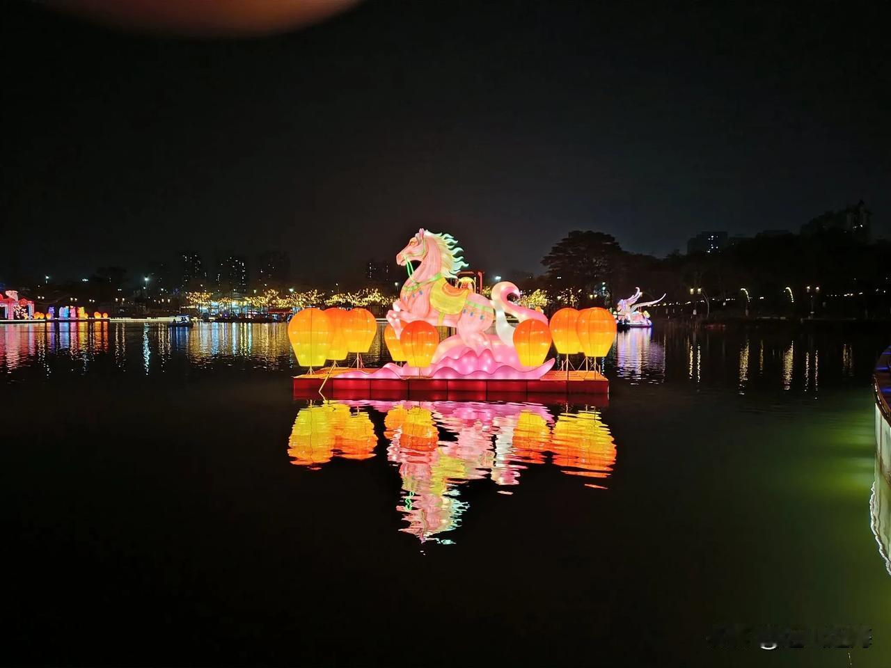 马年除夕吃鸿门宴，未来亲家早早约我们一起吃年夜饭，提上大礼开开心心往亲家那赶，客