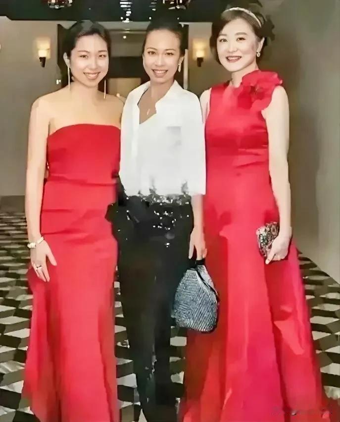 林青霞的二个女儿出落得亭亭玉立，楚楚动人，有着天使般的容貌，魔鬼一样的身材，遗传