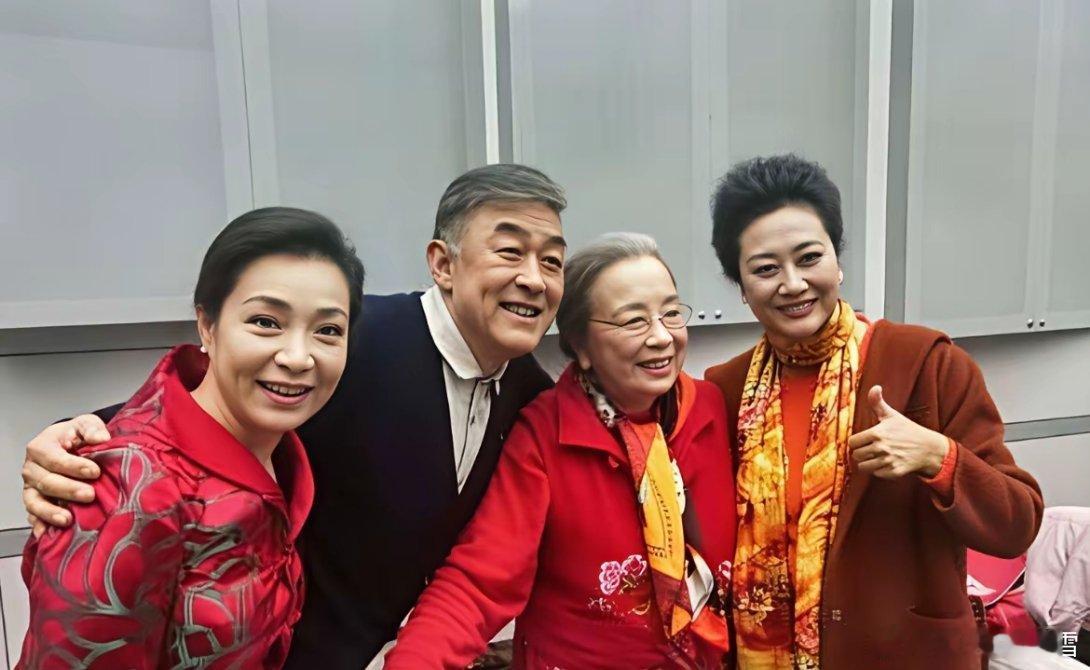 他们四位看着都很“老实稳重”，但演“反派配角”可太火了！李建义“搂着”戴春荣和李