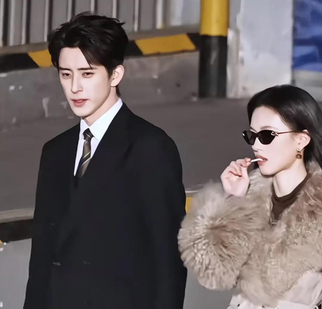 沈羽洁敖瑞鹏《不二之臣》路透也太有氛围感了！

看上去两个挺有cp感的，路透的妆