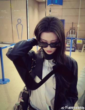 王楚然炸街我乖巧拎包 王楚然炸街的时候，就像一颗耀眼的流星划过夜空，让人移不开眼