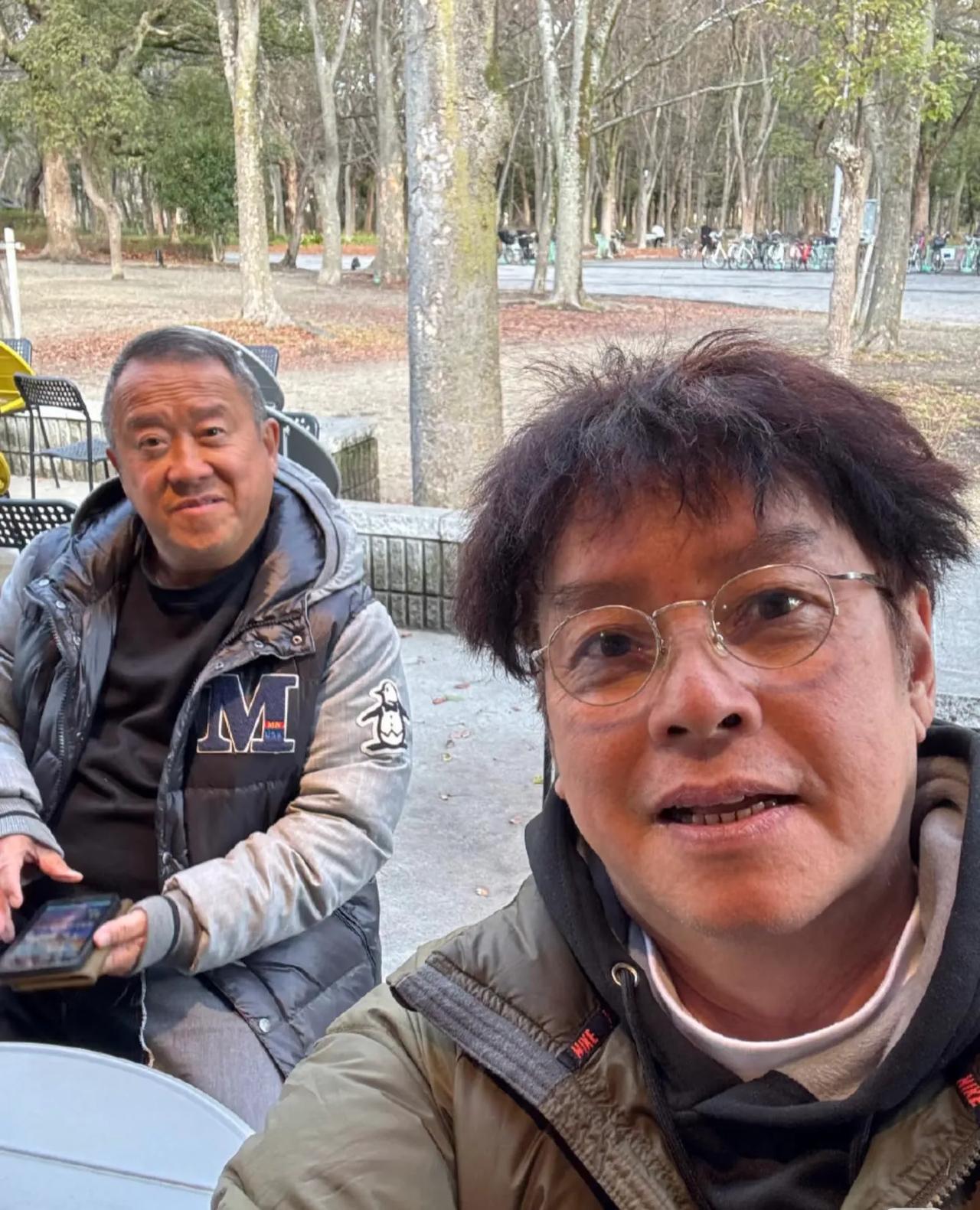 74岁谭咏麟与曾志伟的日本美食之旅
 
 在日本某个静谧的角落，74岁的谭咏麟与