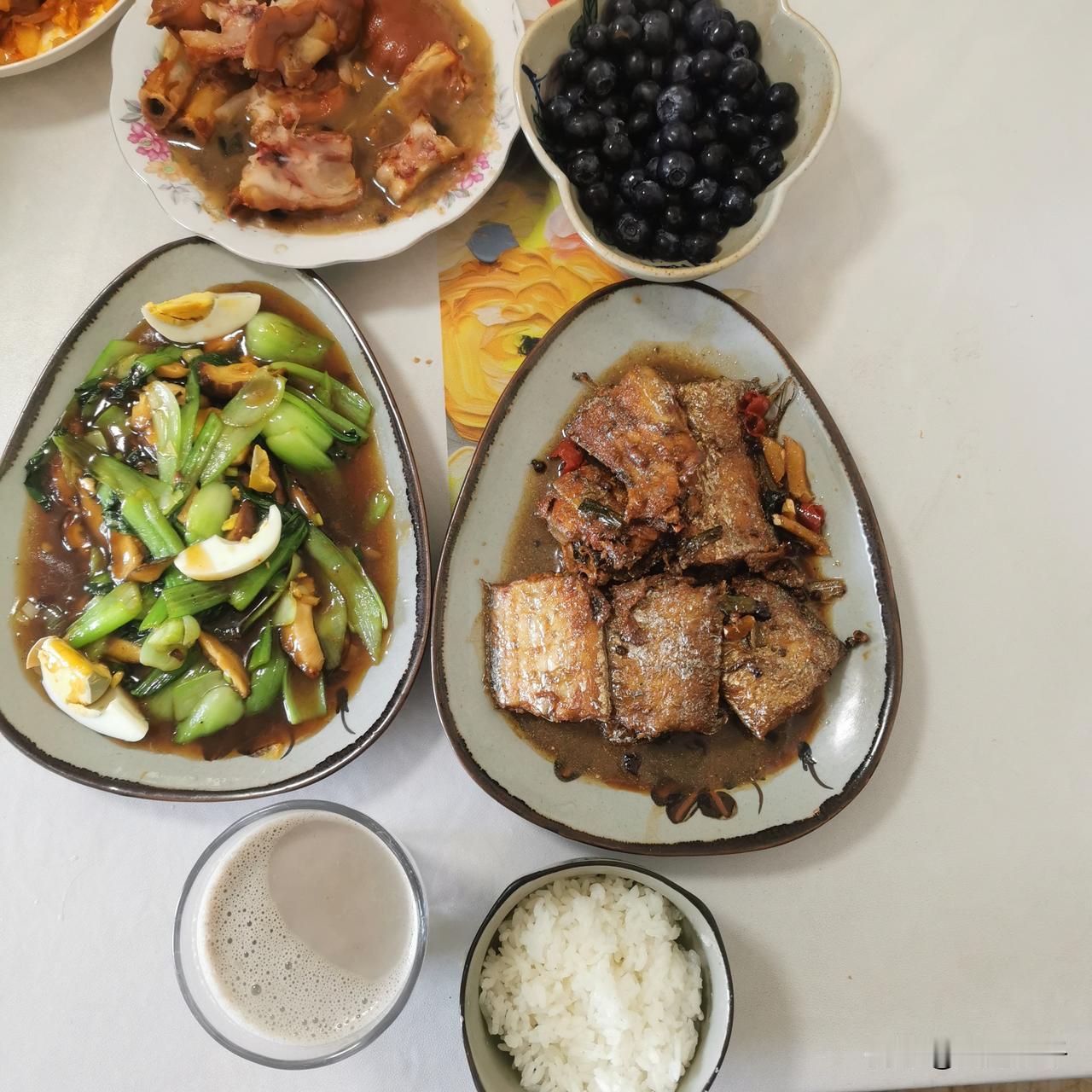 今日晚餐！
这是我家冰柜最后一条刀鱼，
今天晚上做的香酥刀鱼，
刀鱼用油煎至两面