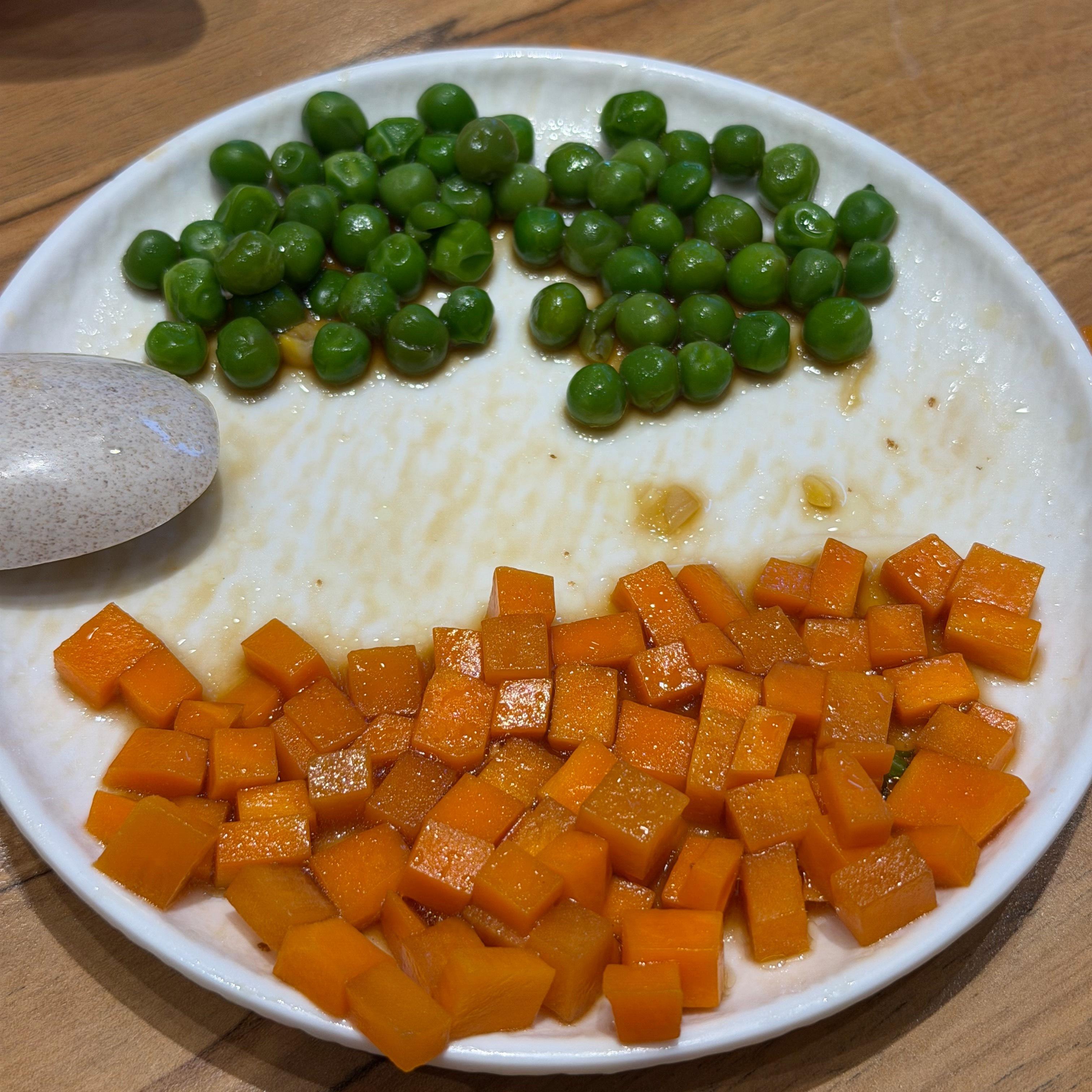 虽然娃吃的时候在玩但是，起码勺子用的还挺好的