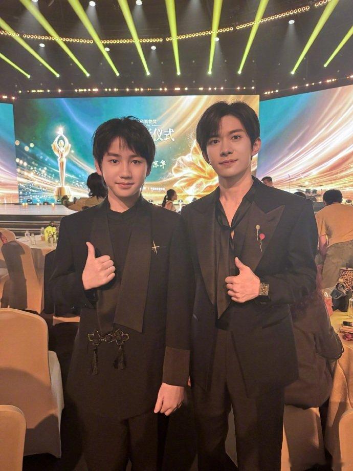 抓娃娃小演员易烊千玺合照抓娃娃小演员肖帛辰恭喜易烊千玺好之好之 