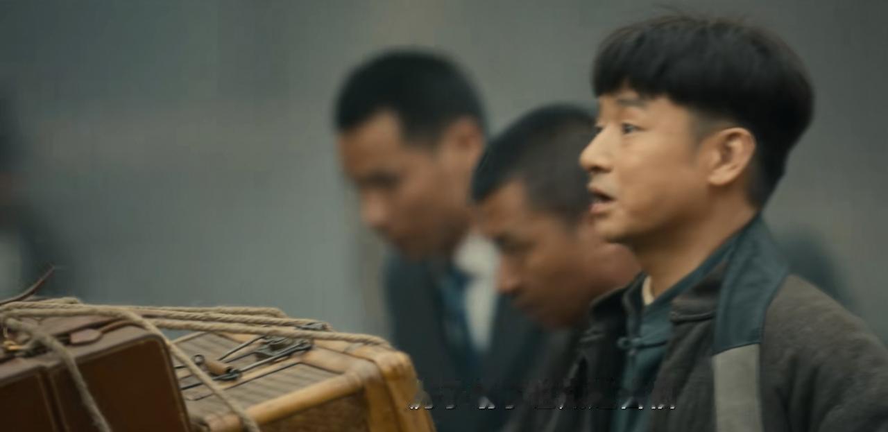 大婚前夜被强拉壮丁，还没摸过枪的厨子孟万福，在淞沪战场的血泊里吓得尿了裤子。
他