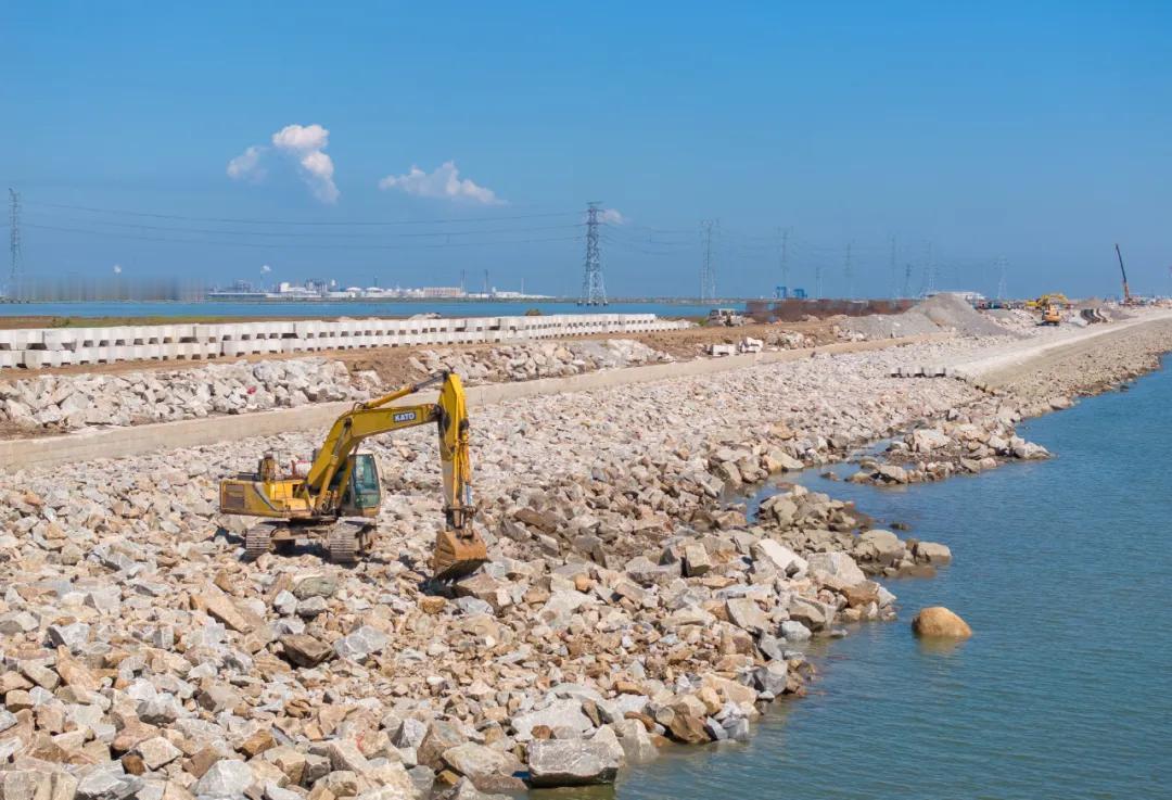 生活天津丨坐标天津市滨海新区，天津经开区南港工业区东部生态海堤工程正加紧施工，预