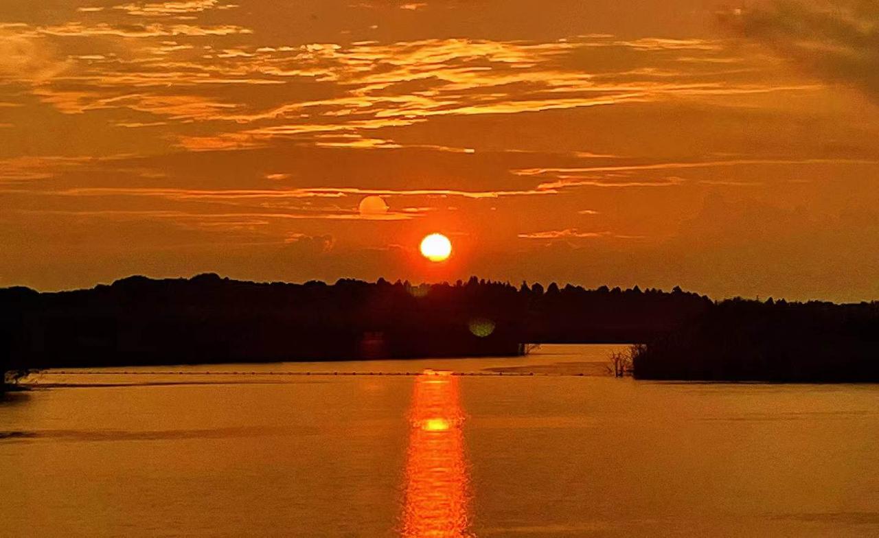 当夕阳的余晖染红了天际，当万籁俱寂到来的时刻，一起领略夕阳的无限魅力。