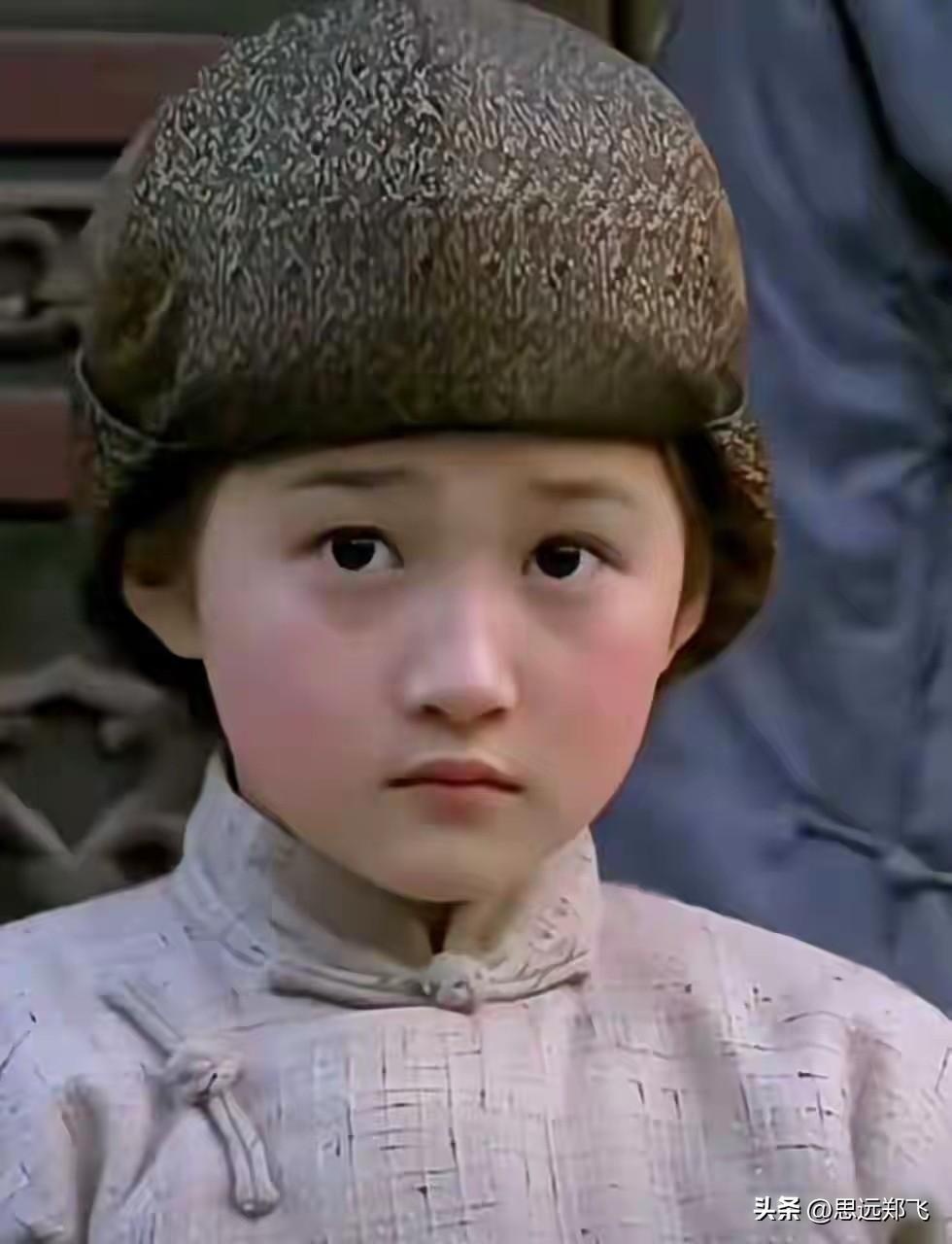 关晓彤真让人没有想到
图片中你能把这两人联想到一起吗
原来的那种“幼态美”现在还