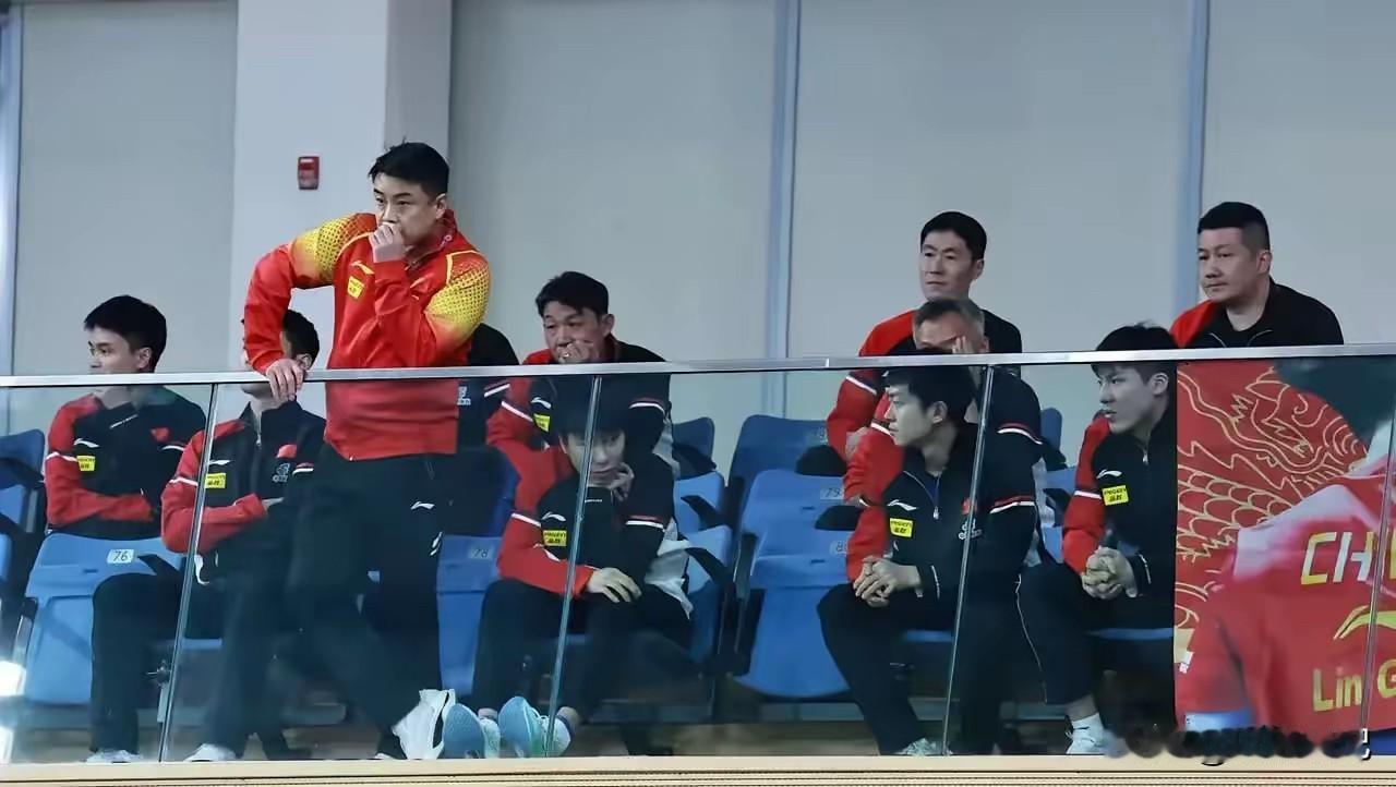 王皓直接从椅子上弹起来了！这画面谁看了不热血啊！  

凌晨的多哈赛场，林高远和