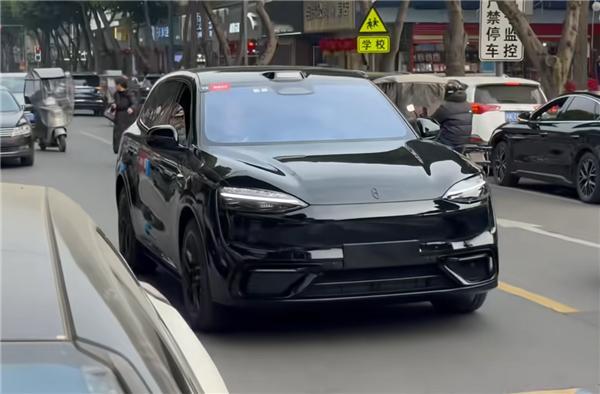 问界M6“黑武士版”实车曝光强化运动与科技感，成为鸿蒙智行2026年关键走量车型