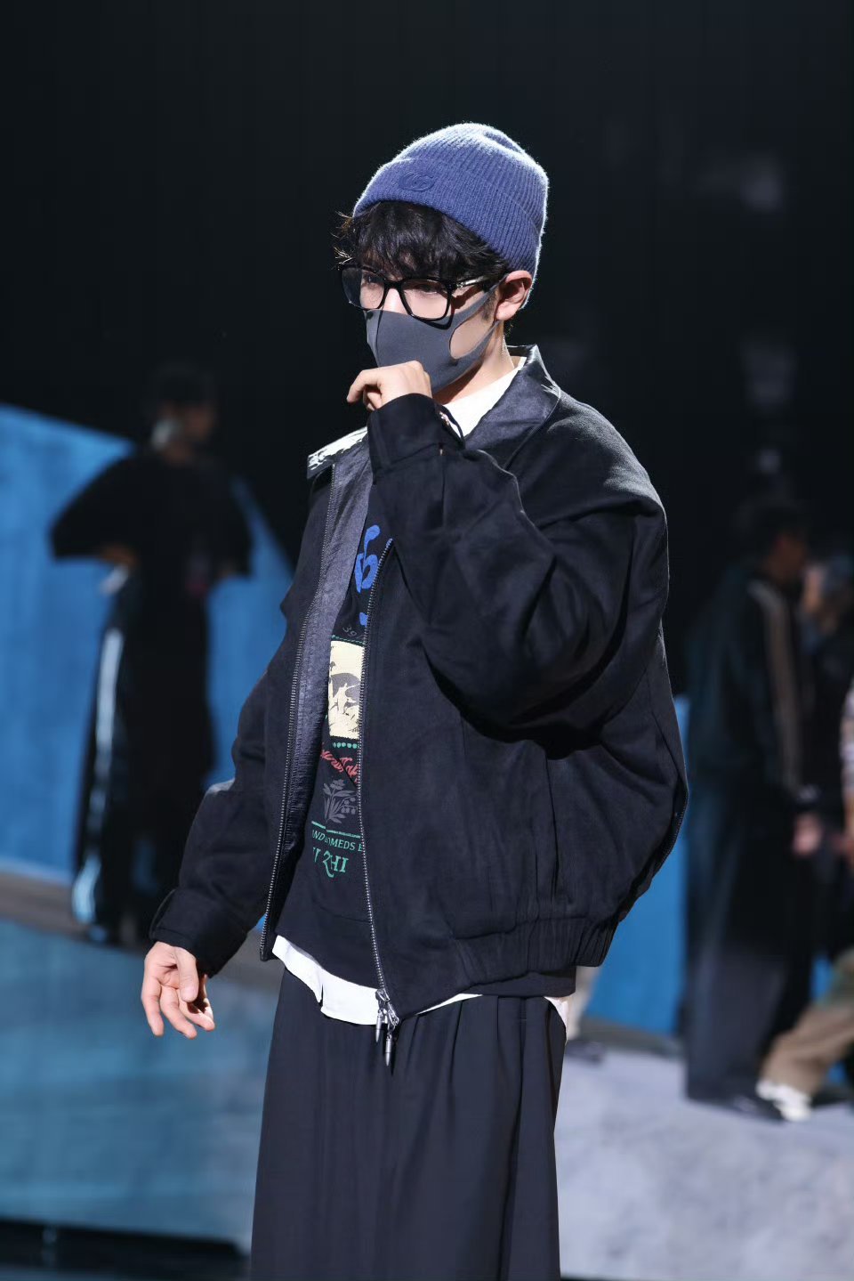 肖战唱现在不跳舞要干嘛歌手肖战将在跨年晚会中登台表演，带来包括唱跳在内的多个节目