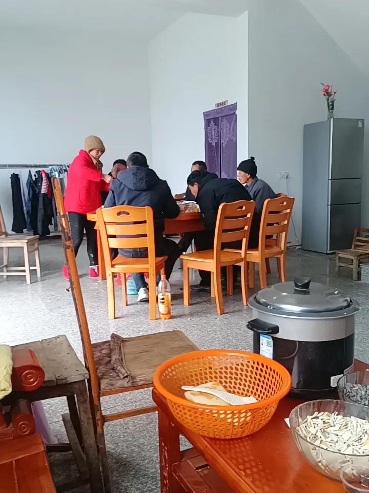 去亲家那儿接二媳妇、孙子孙女回来，每年都得去接她们。这路程说远不远，说近不近，就