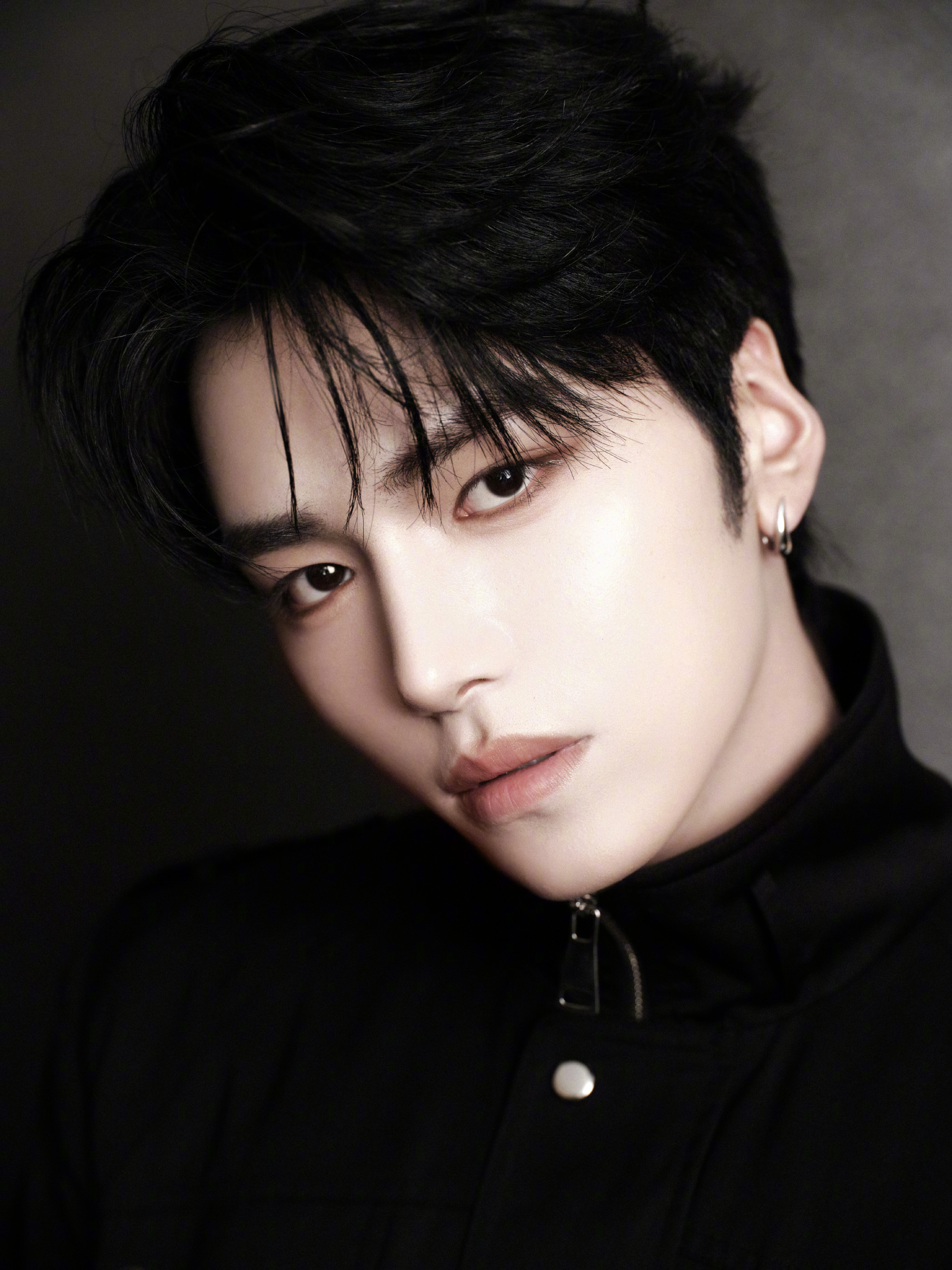 你是邵子恒那他是谁邵子恒今晚走红毯鲨疯了，完全和在节目里面是两个人嘛！！！忍不住