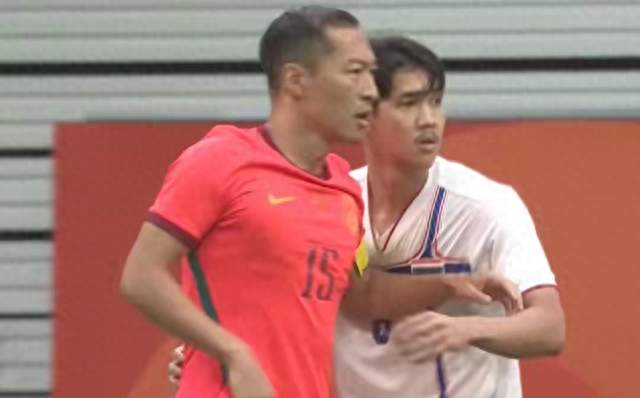 一场3-0 国足压着泰国打，3分钟2球，毛伟杰错失丢单刀，补时乌龙