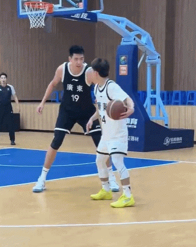 徐昕被徐杰单打暴露太多尴尬，即便在广州数据爆刷，他回归宏远也只是“高竹竿”

广
